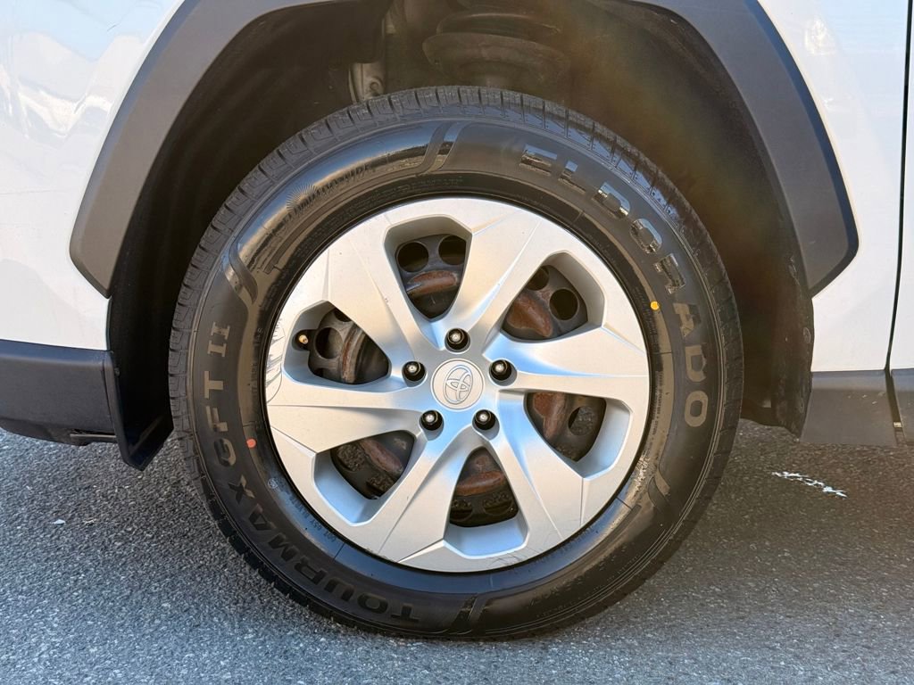 Used 2021 Toyota RAV4 LE image 10