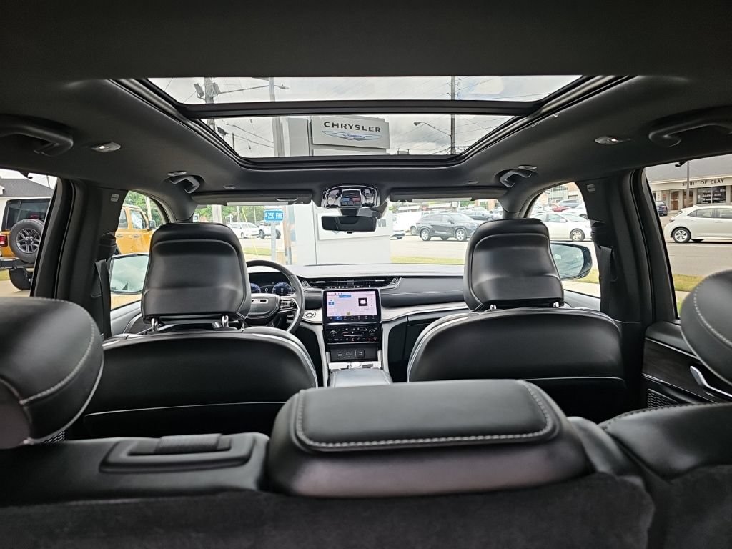 Certified 2024 Jeep Grand Cherokee Overland w/ Luxury Tech Group IV AWD/4WD image 23