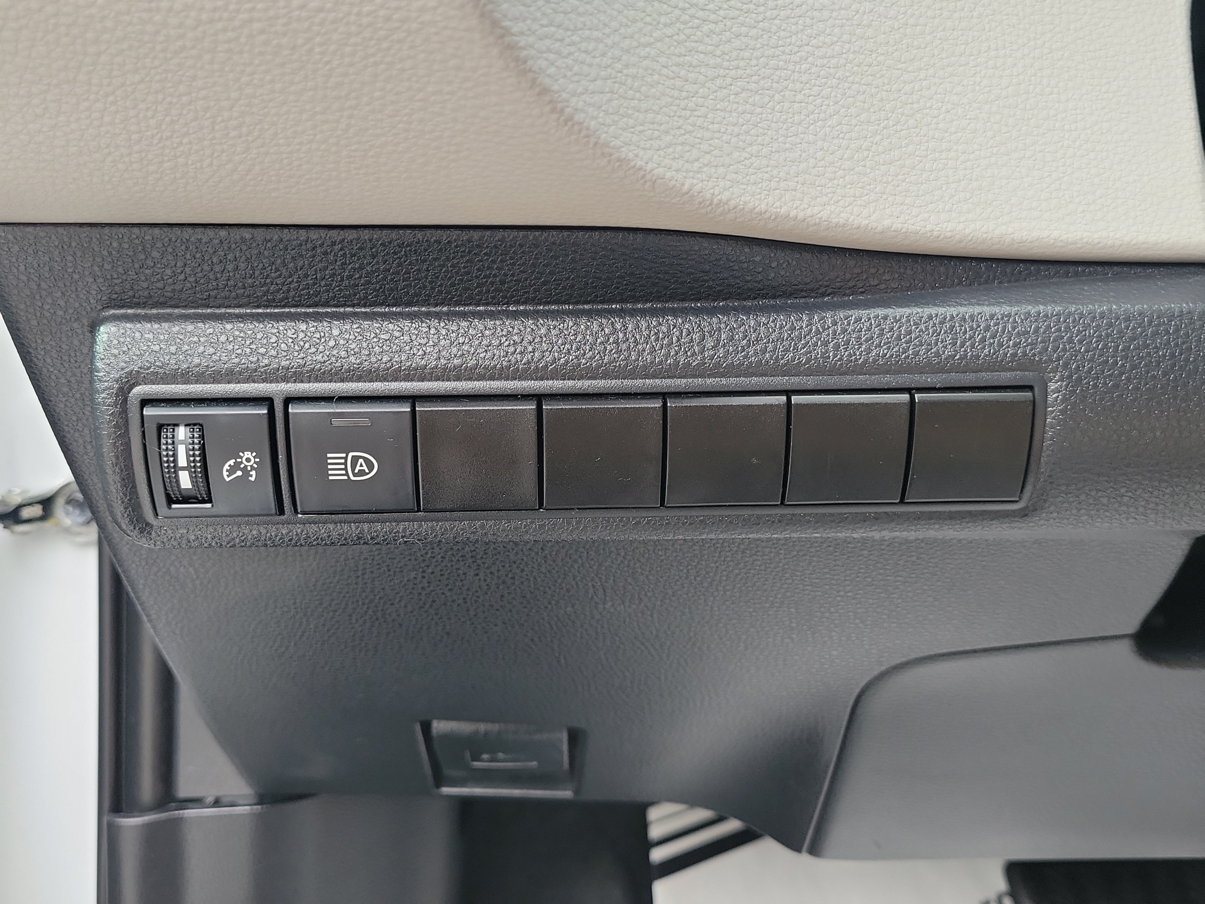 Used 2022 Toyota Corolla LE FWD image 28