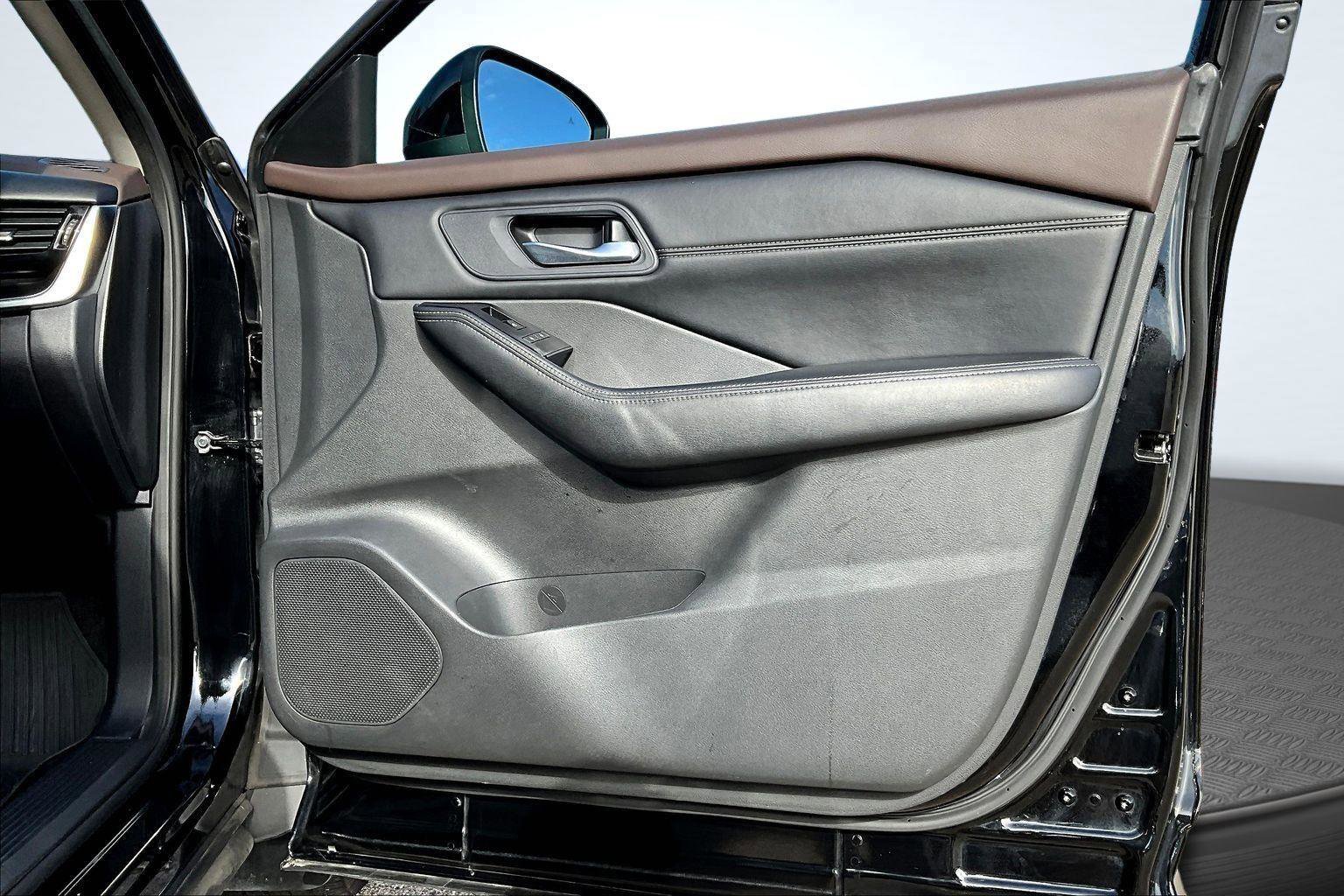 Used 2023 Nissan Rogue SV w/ SV Premium Package image 24