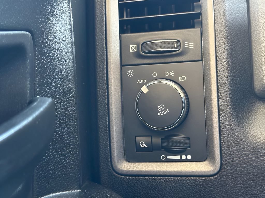 Used 2018 RAM 1500 Express RWD image 34