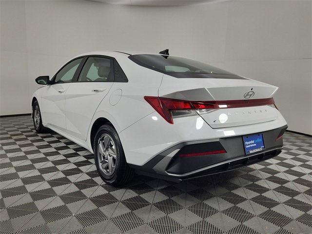 Certified 2025 Hyundai Elantra SE image 3