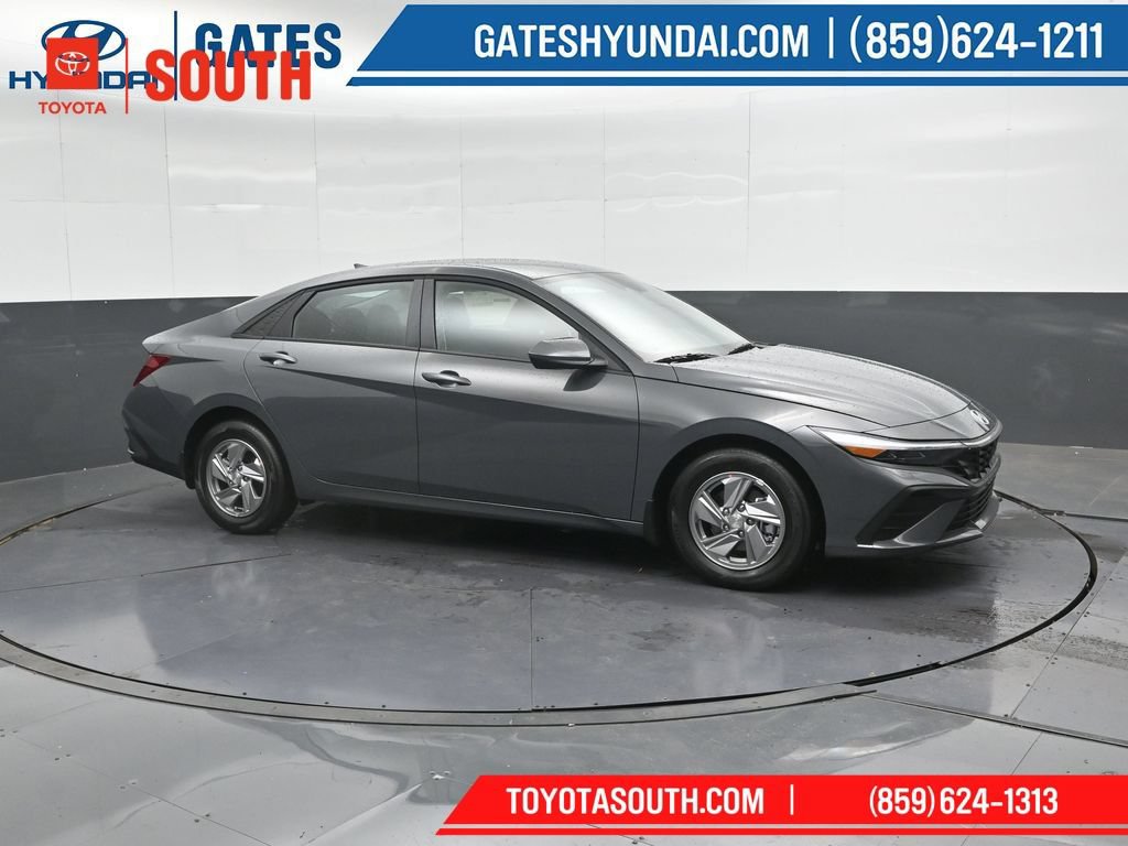 Used 2025 Hyundai Elantra SE FWD image 1