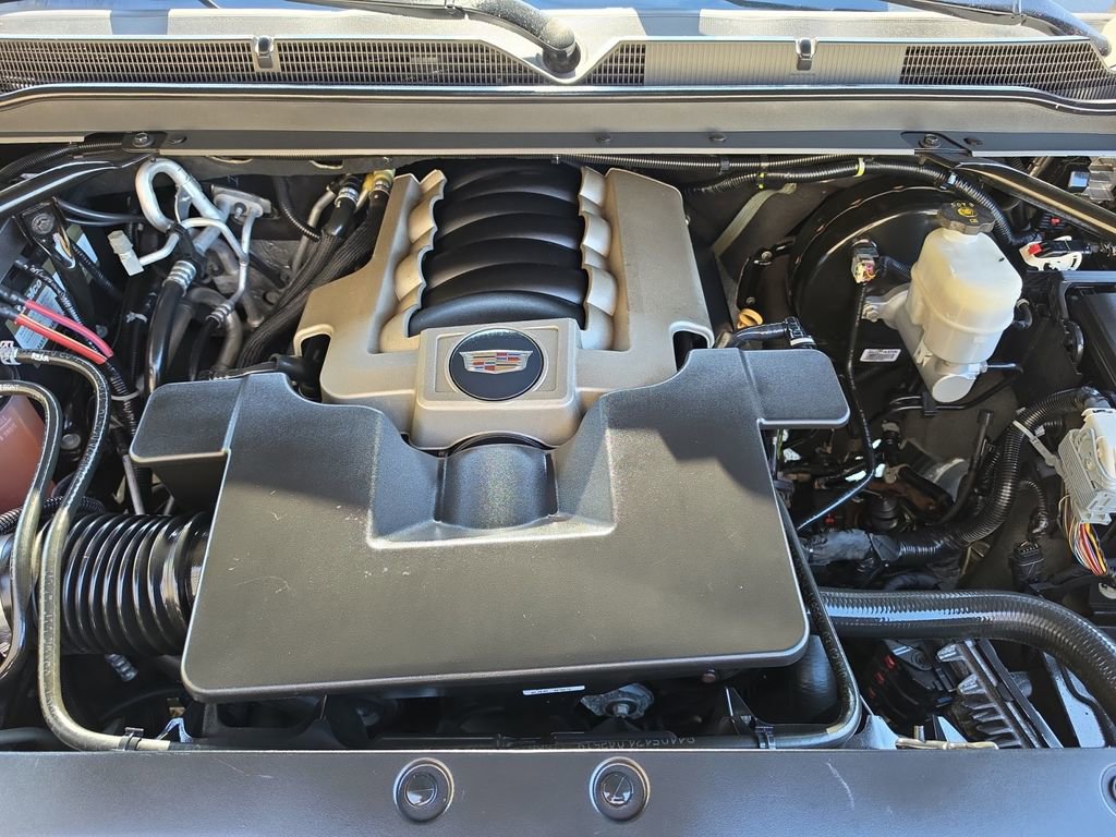 Used 2019 Cadillac Escalade Luxury w/ Escalade Sport Edition AWD/4WD image 16