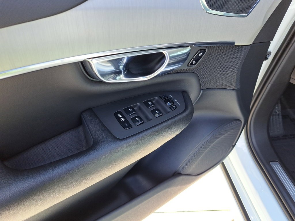 Used 2021 Volvo XC90 T5 Momentum w/ Protection Package Premier image 16