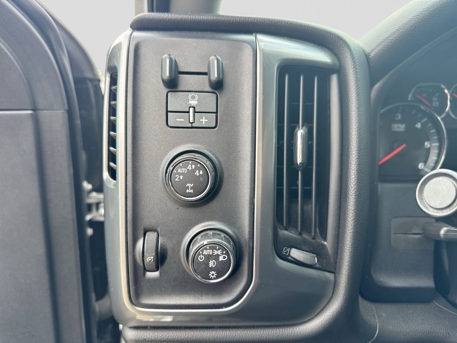Used 2015 Chevrolet Silverado 1500 LT AWD/4WD image 26