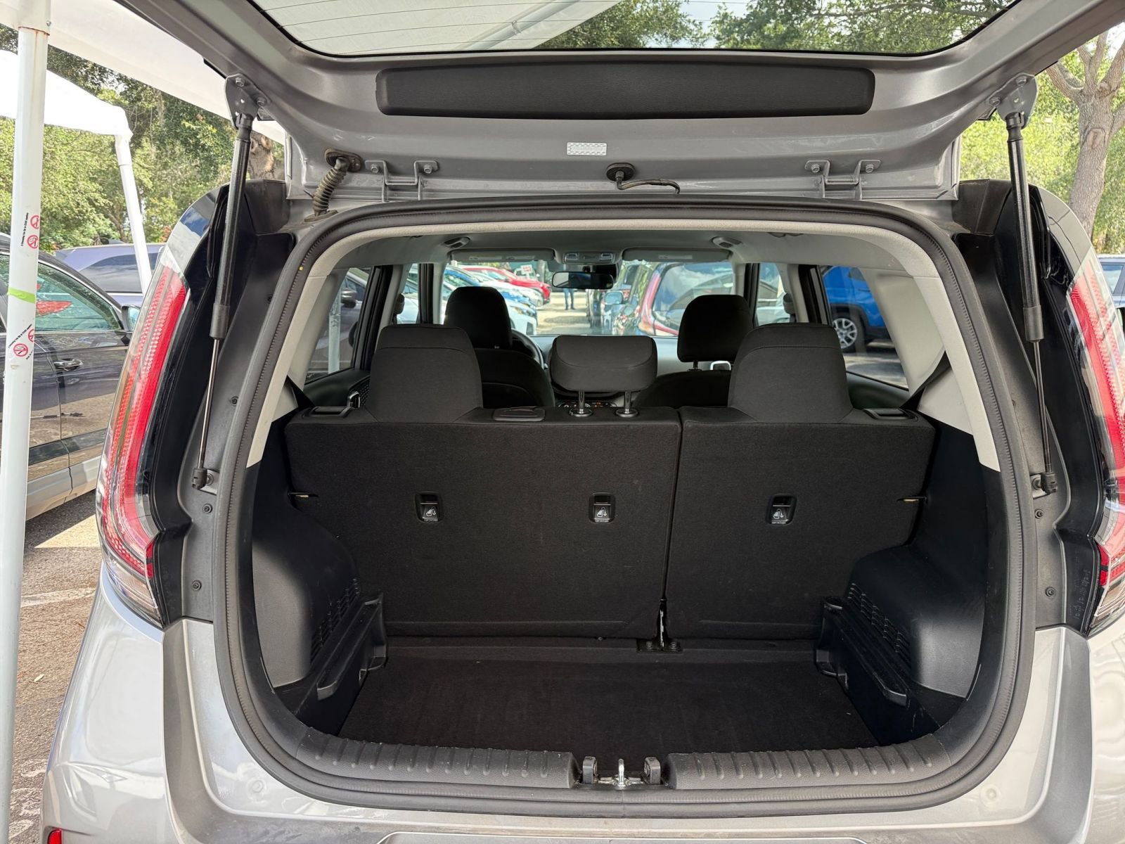 Used 2025 Kia Soul LX w/ LX Technology Package FWD image 28