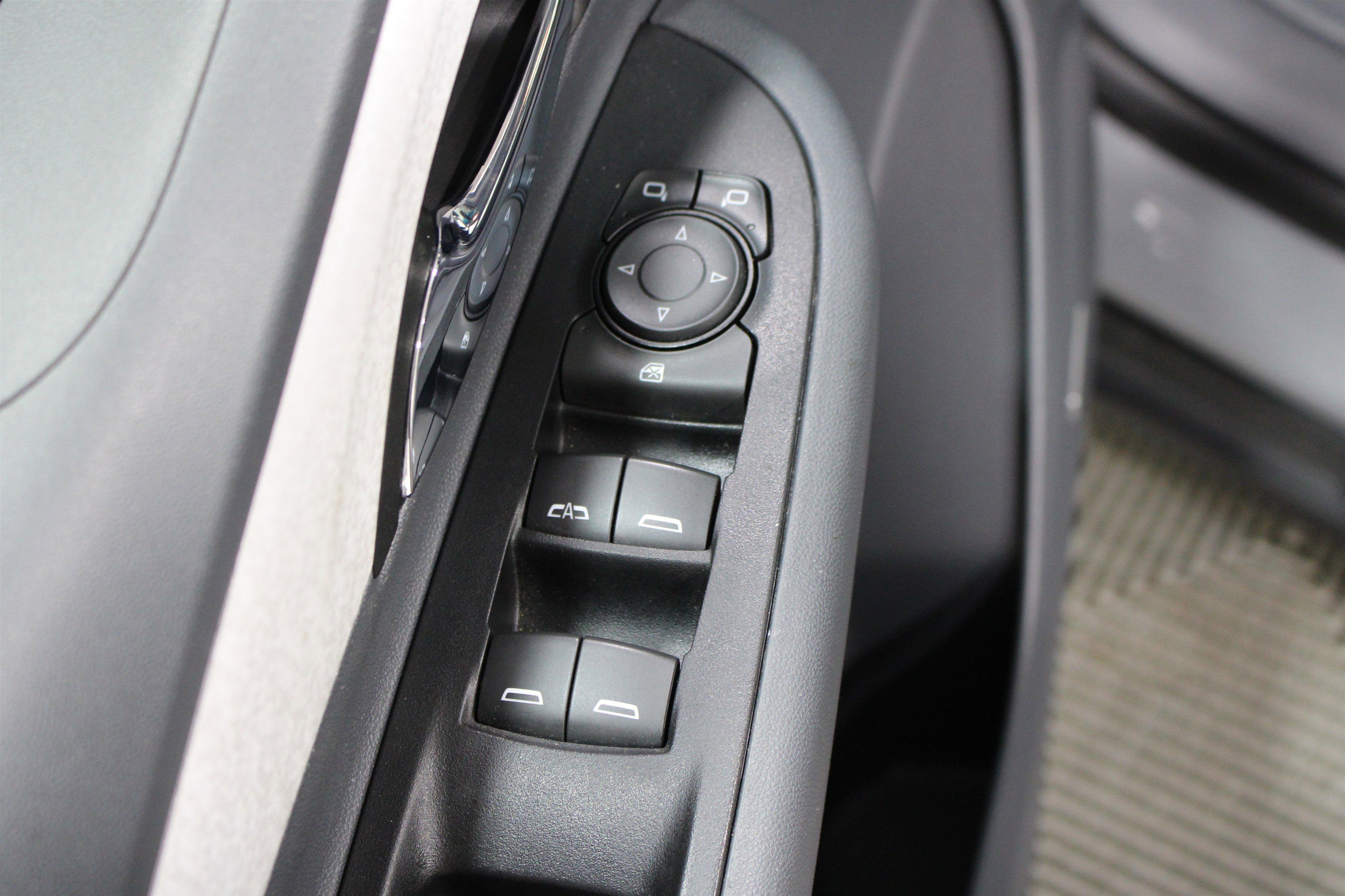 Used 2020 Chevrolet Bolt Premier w/ Infotainment Package FWD image 7