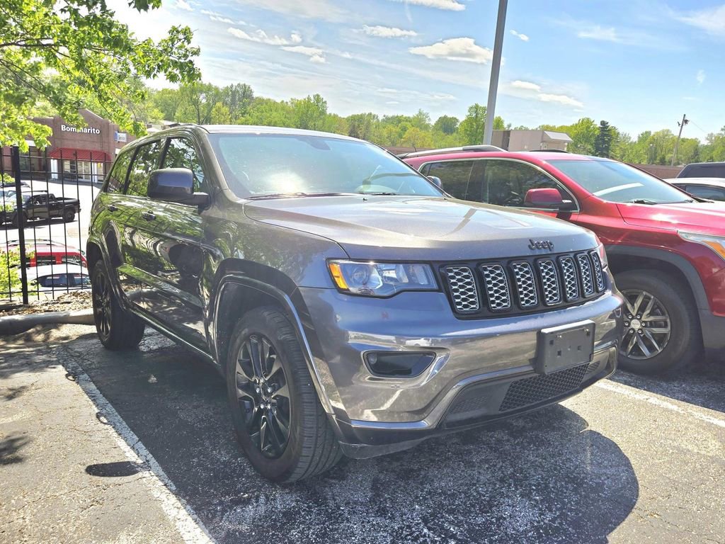 Used 2017 Jeep Grand Cherokee Altitude AWD/4WD image 4