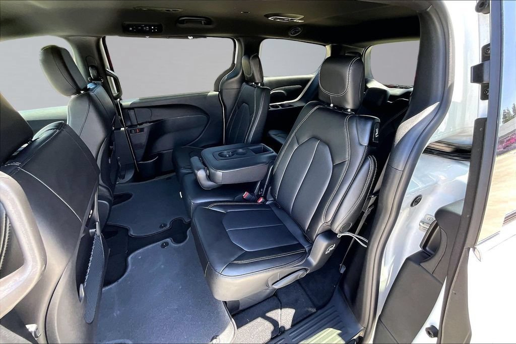 New 2027 Chrysler Pacifica Select FWD image 19