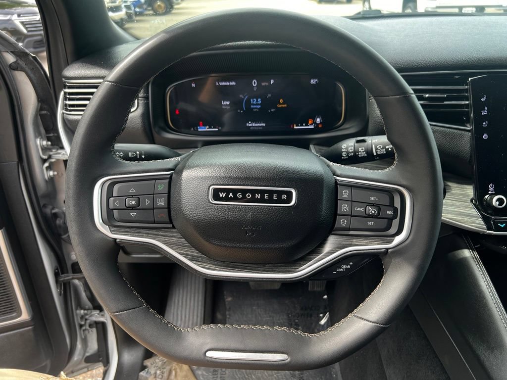 Used 2024 Jeep Wagoneer L Series II w/ Flexible Seating Group AWD/4WD image 18