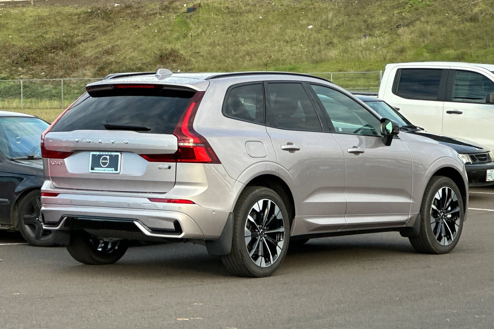 New 2026 Volvo XC60 B5 Plus w/ Climate Package AWD/4WD image 3