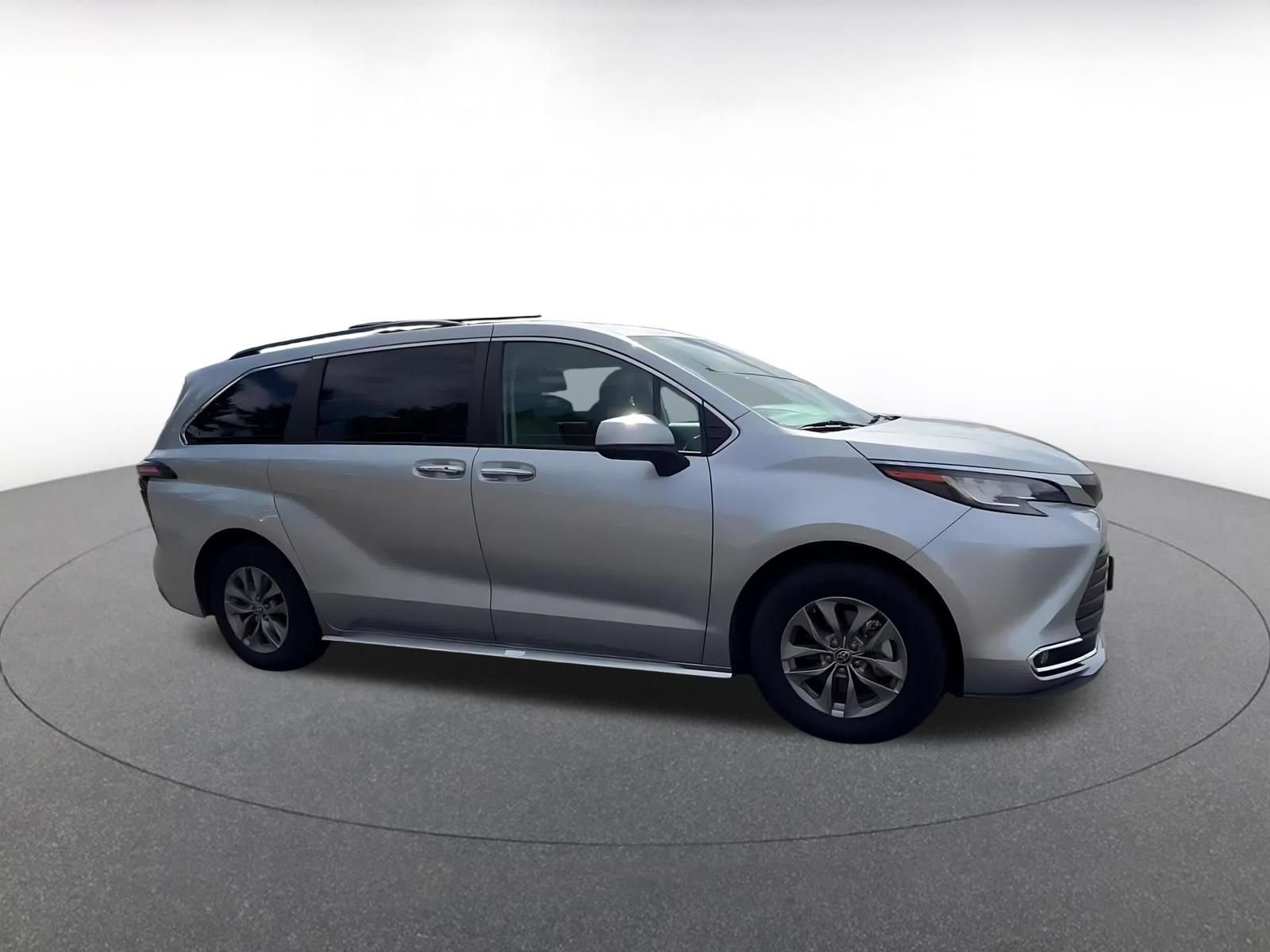 Used 2023 Toyota Sienna XLE FWD image 2