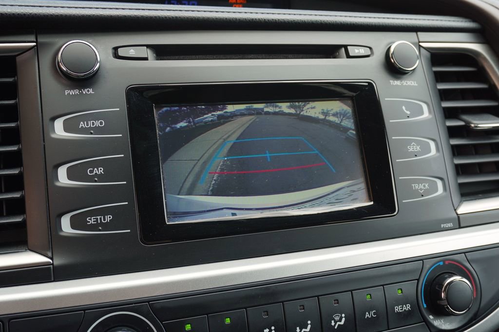 Used 2016 Toyota Highlander LE image 18