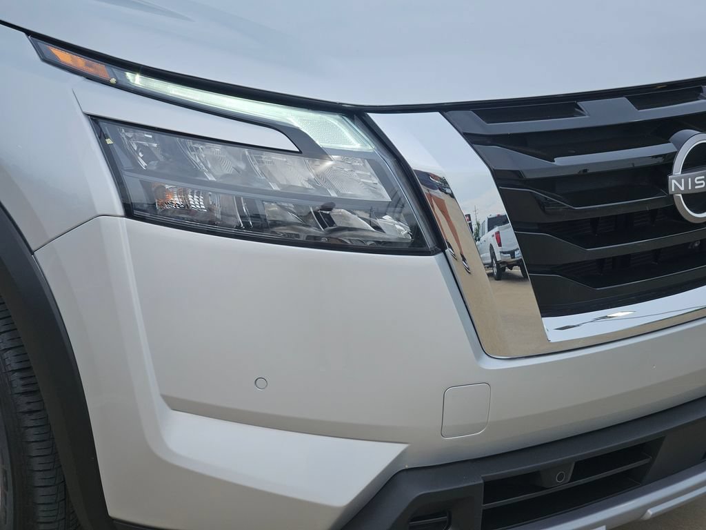 Used 2025 Nissan Pathfinder SL AWD/4WD image 10