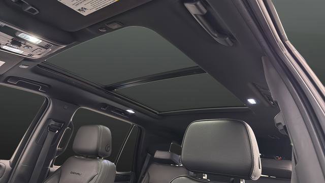 Used 2021 GMC Yukon Denali w/ Denali Premium Package image 12