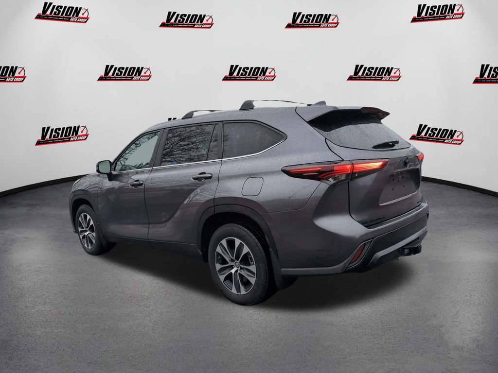 Used 2024 Toyota Highlander XLE image 7