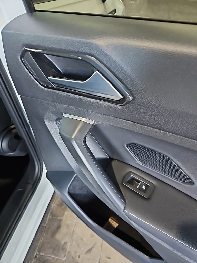 Used 2024 Volkswagen Tiguan SE w/ Panoramic Sunroof Package image 15