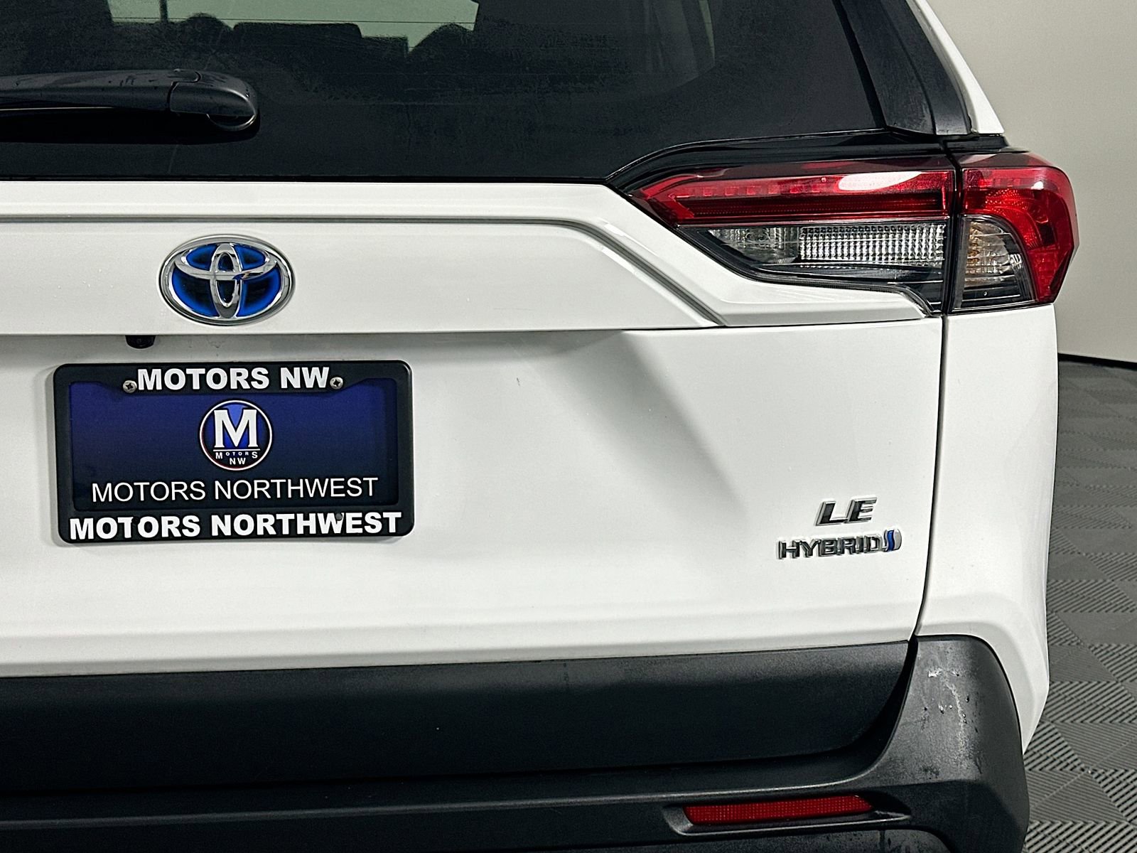 Used 2021 Toyota RAV4 LE AWD/4WD image 23