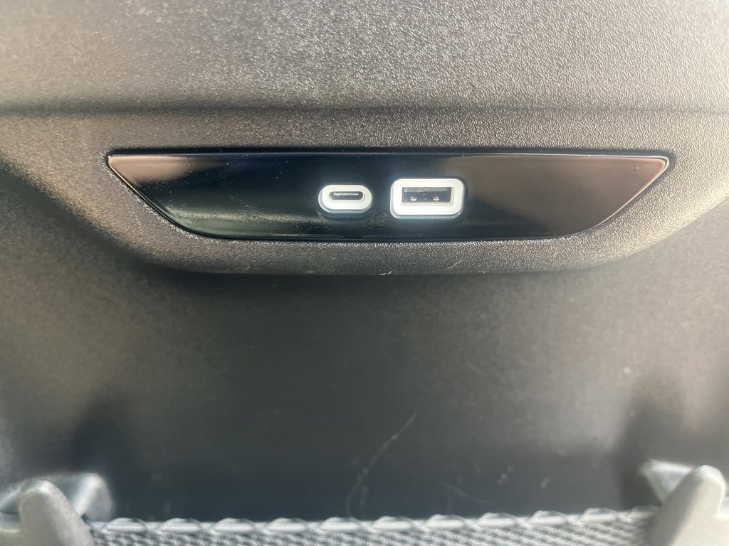 Used 2025 Chrysler Pacifica Limited image 23