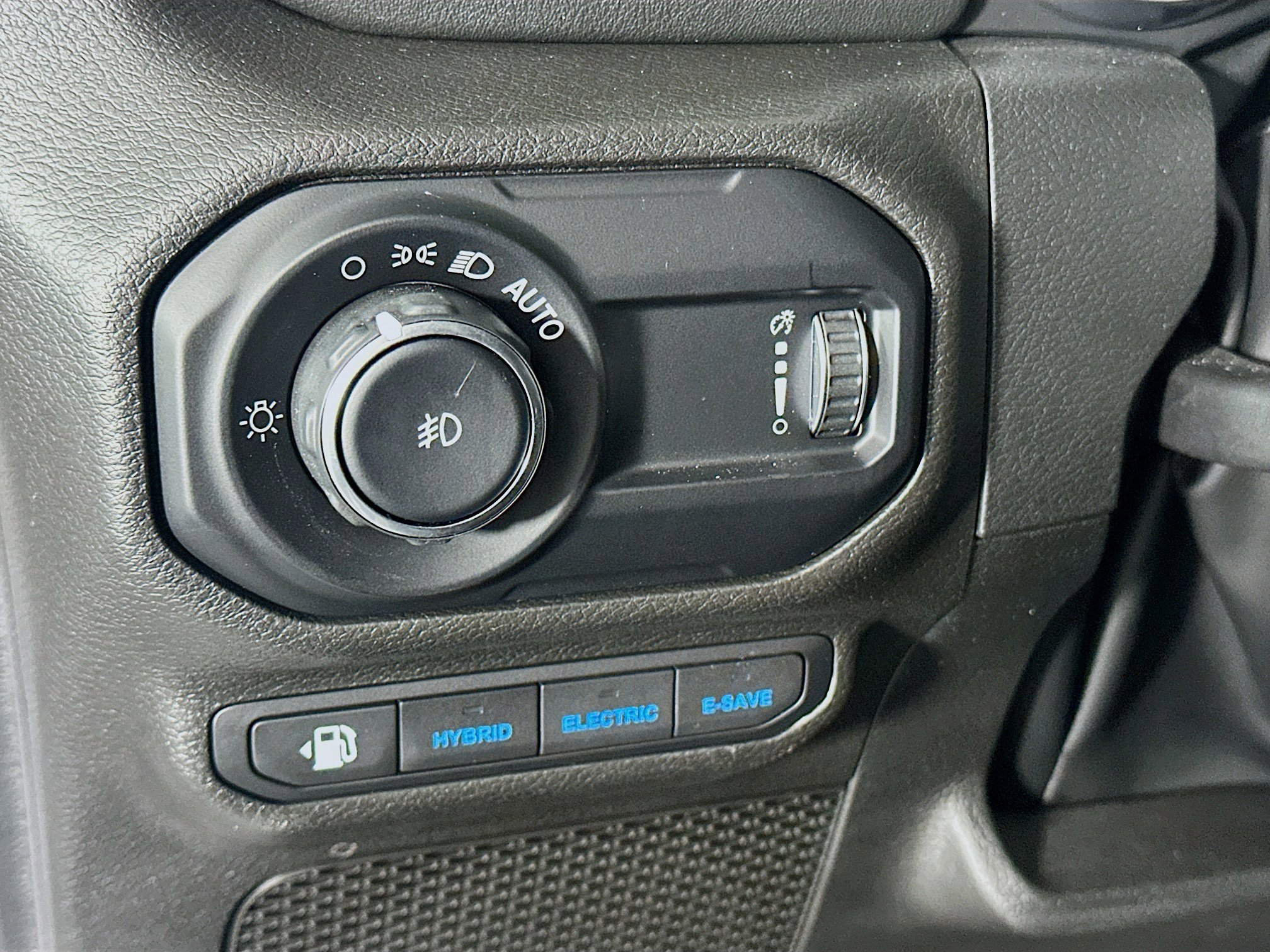 Used 2023 Jeep Wrangler Unlimited Sahara AWD/4WD image 17