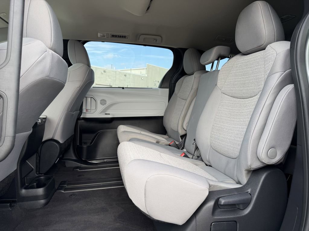 Used 2026 Toyota Sienna LE FWD image 29
