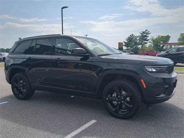 New 2025 Jeep Grand Cherokee Altitude image 2