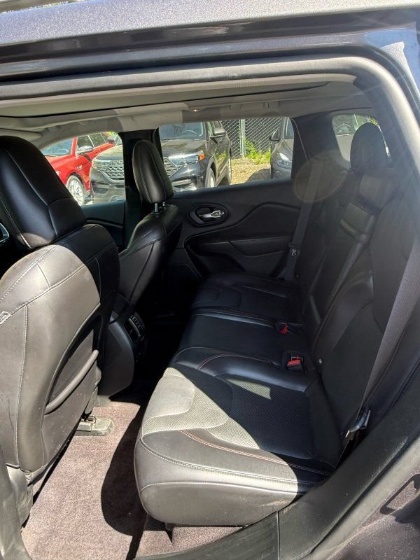 Used 2019 Jeep Cherokee Trailhawk AWD/4WD image 12