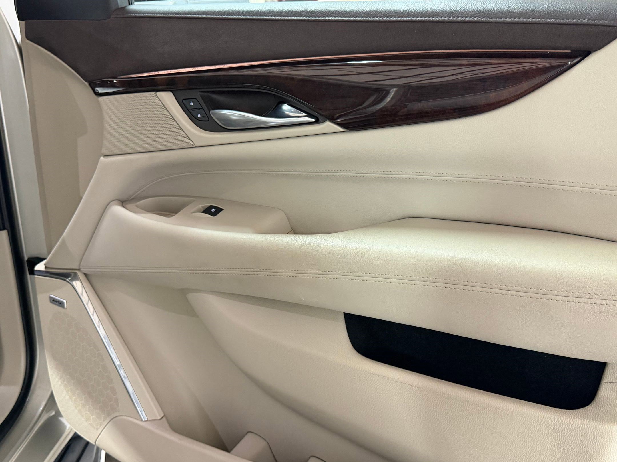 Used 2015 Cadillac Escalade Luxury AWD/4WD image 46