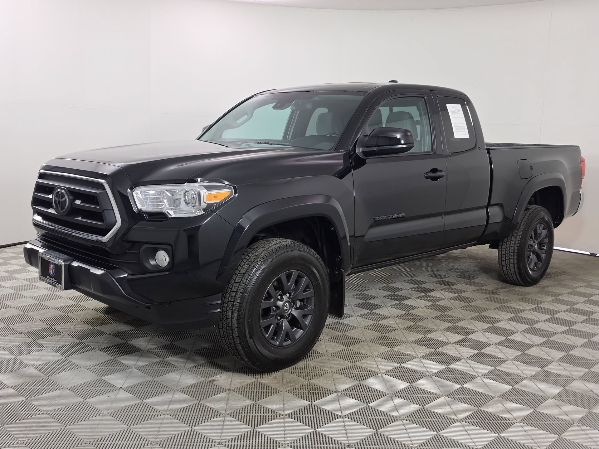 Used 2022 Toyota Tacoma SR5 w/ SR5 Appearance Package (SM) RWD image 3