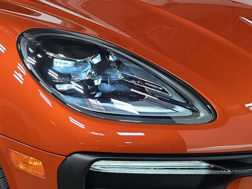 Certified 2025 Porsche Macan AWD/4WD image 12