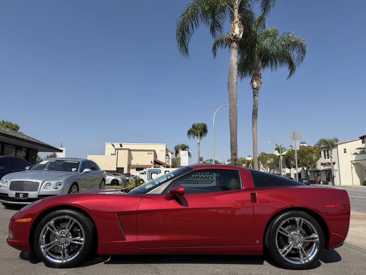 Used 2008 Chevrolet Corvette Coupe w/ Z51 Performance Package RWD image 2