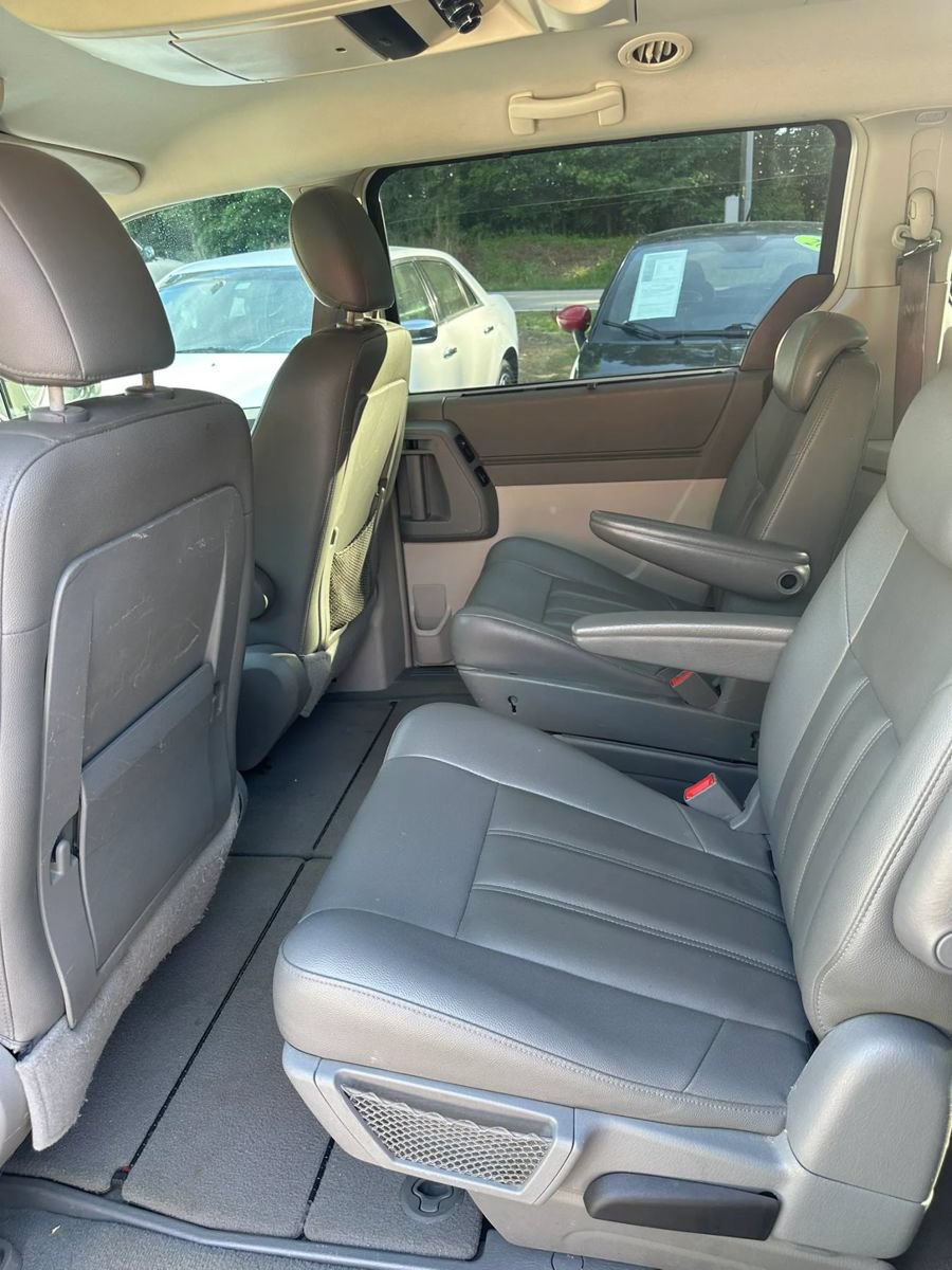 Used 2008 Chrysler Town & Country Touring FWD image 10