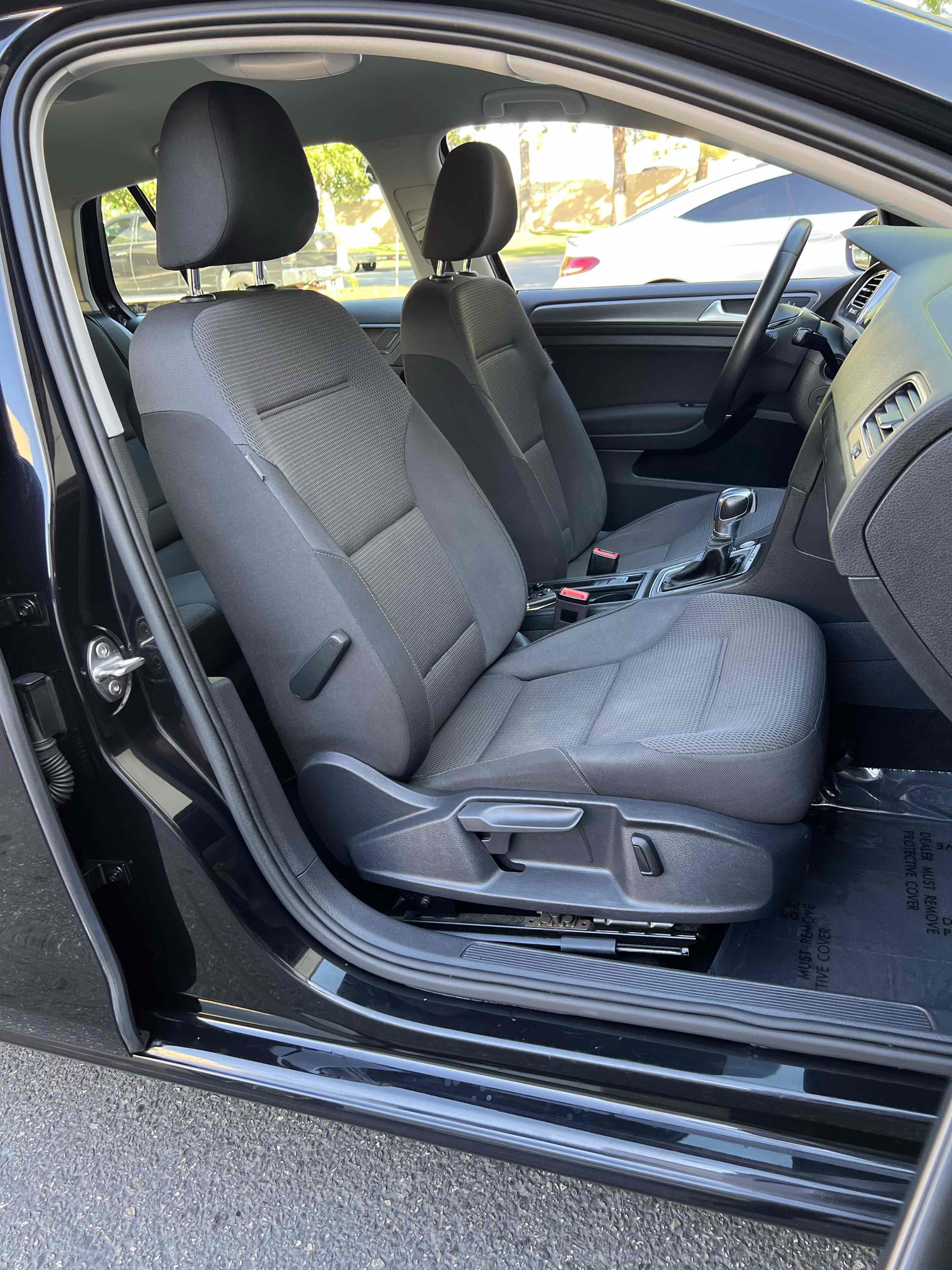 Used 2019 Volkswagen e-Golf SE w/ Driver Assistance Package FWD image 34