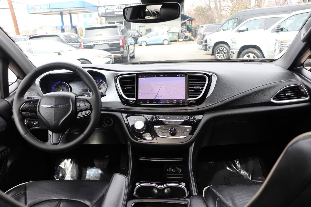 Used 2025 Chrysler Pacifica Limited image 18