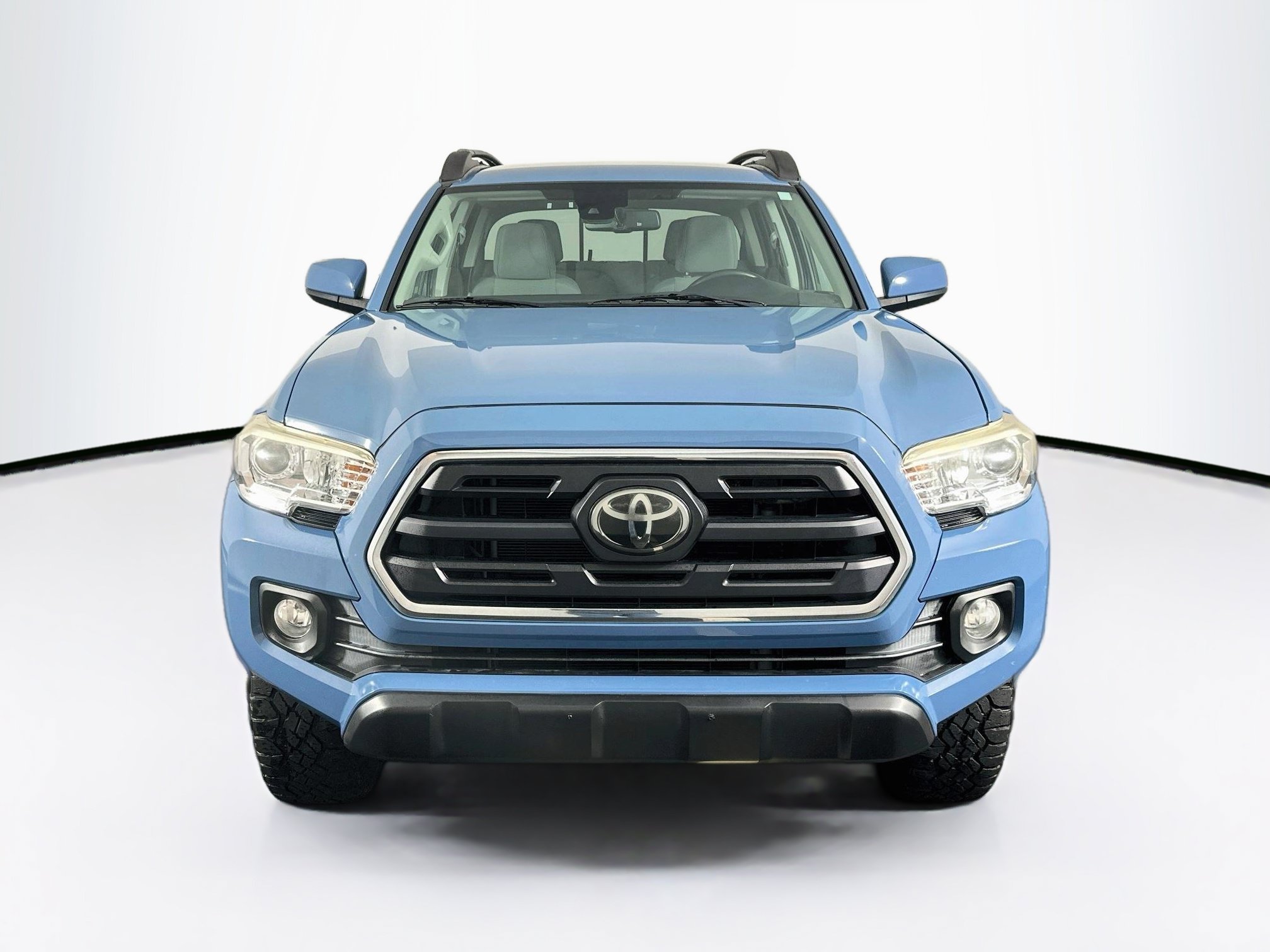 Used 2019 Toyota Tacoma SR5 AWD/4WD image 2