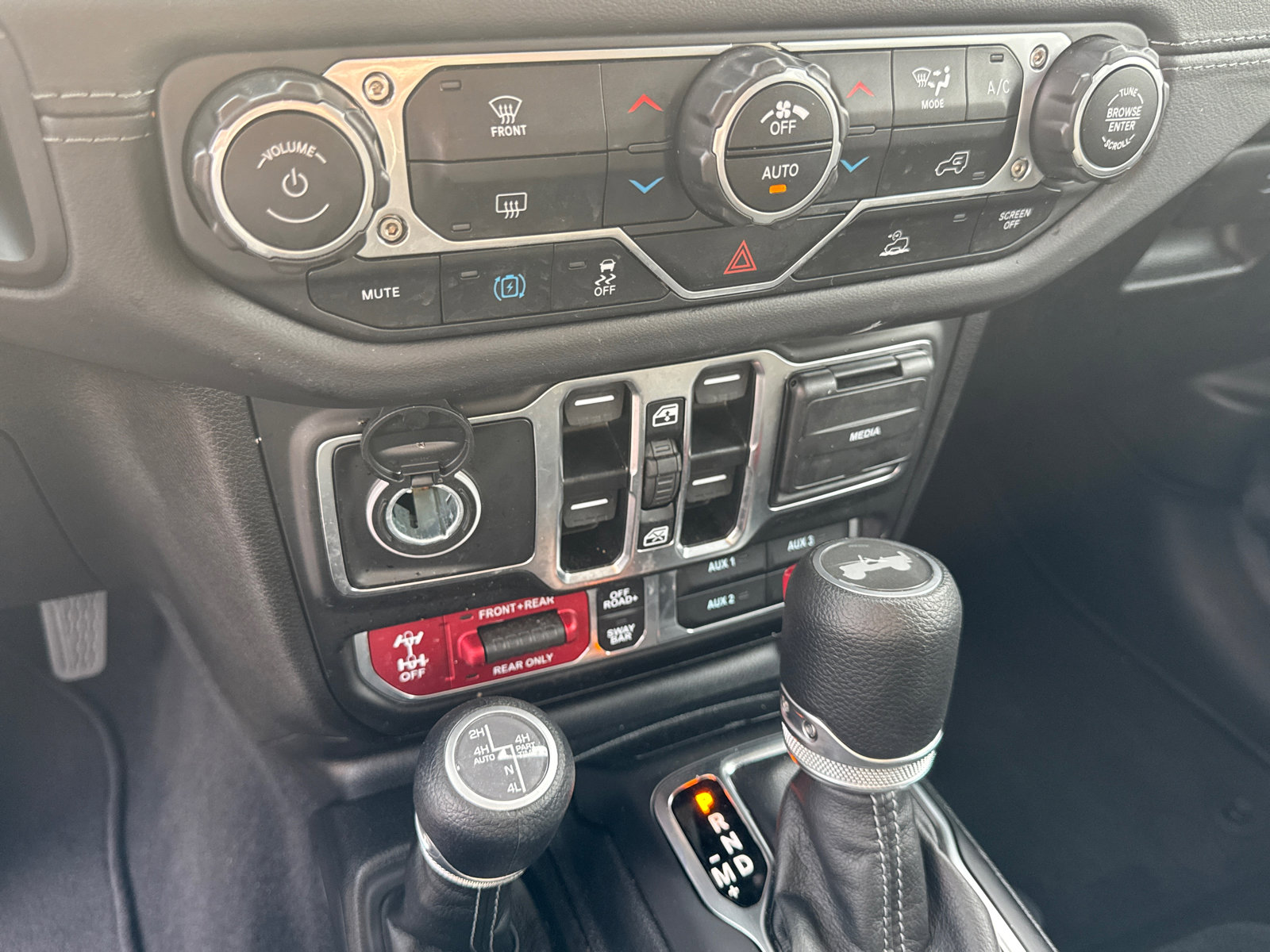 Used 2025 Jeep Wrangler Unlimited Rubicon 4xe image 28