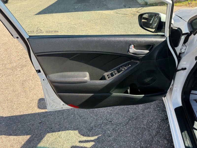 Used 2017 Kia Forte LX image 10