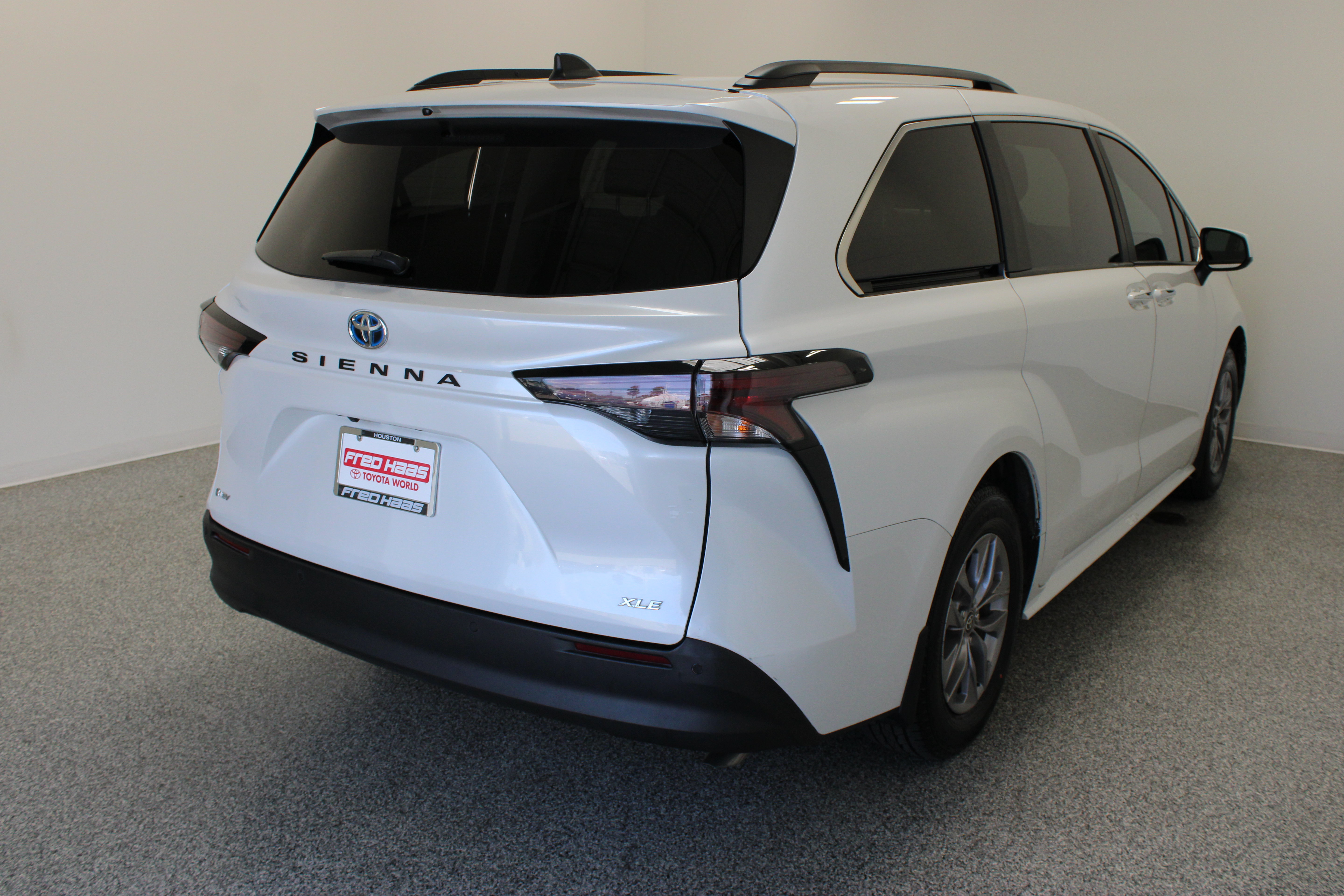 Used 2025 Toyota Sienna XLE FWD image 7