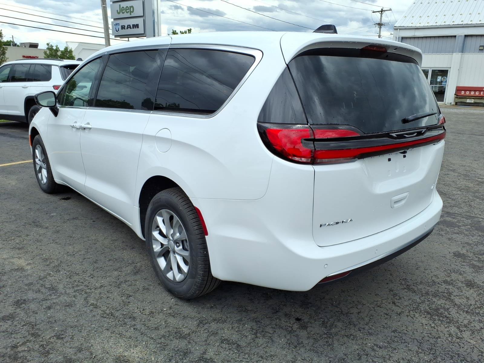 New 2027 Chrysler Pacifica Select AWD/4WD image 7