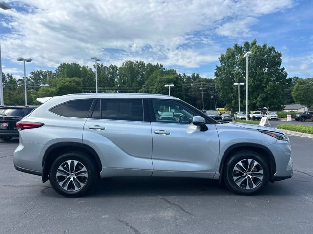 Used 2021 Toyota Highlander XLE AWD/4WD image 5
