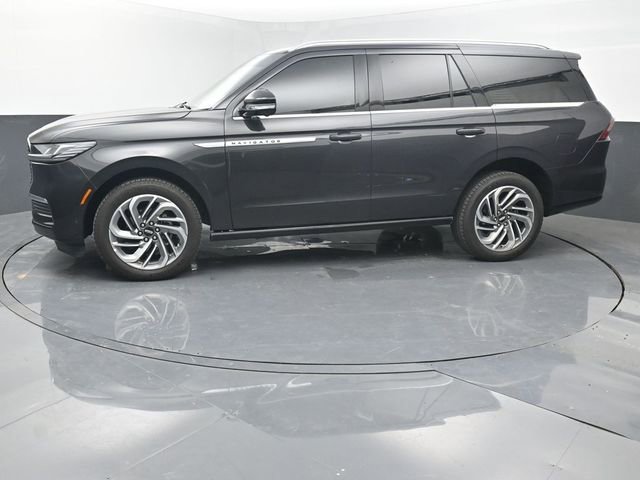 Used 2025 Lincoln Navigator Reserve AWD/4WD image 2
