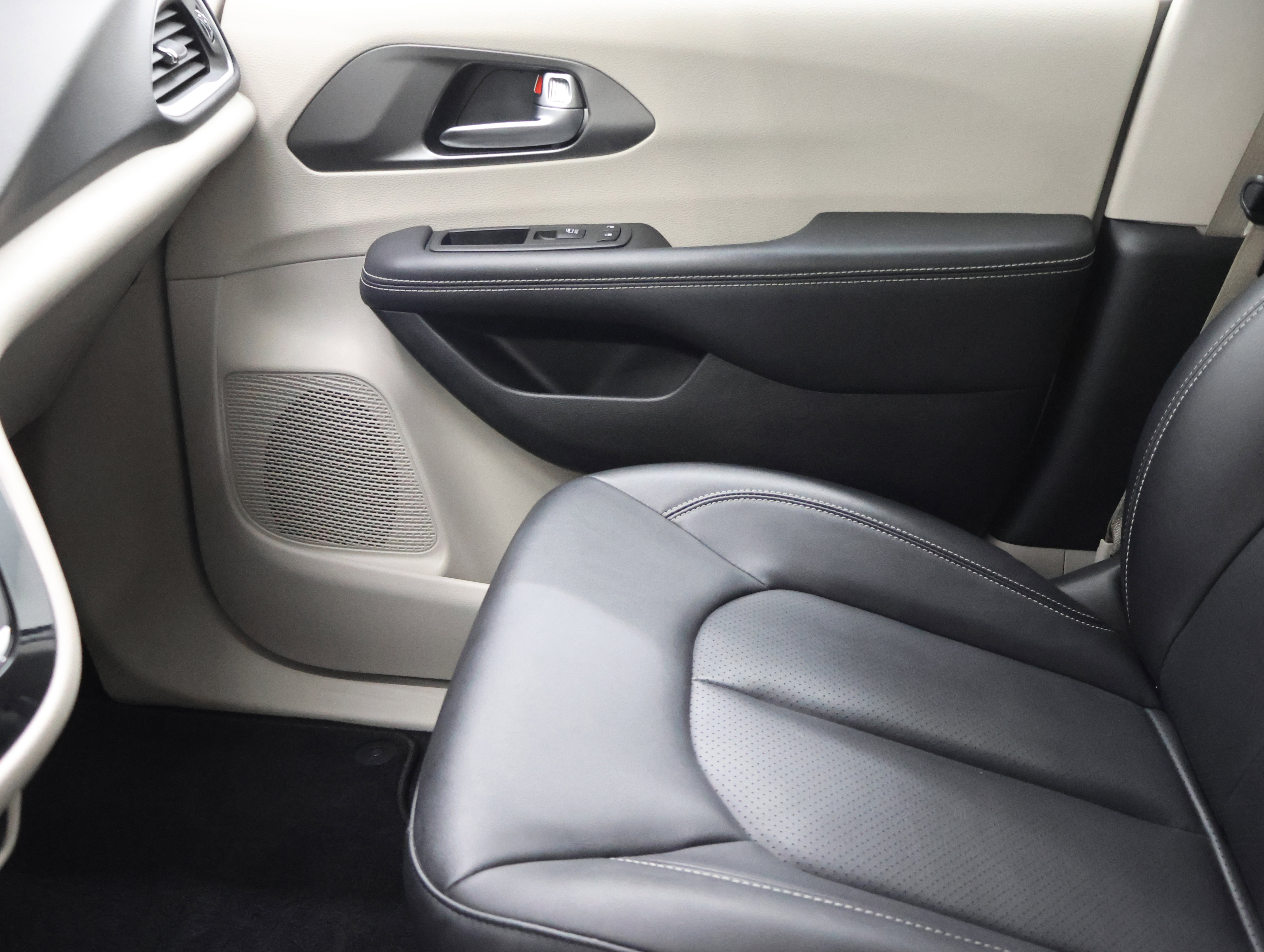 Used 2024 Chrysler Pacifica Touring-L image 13