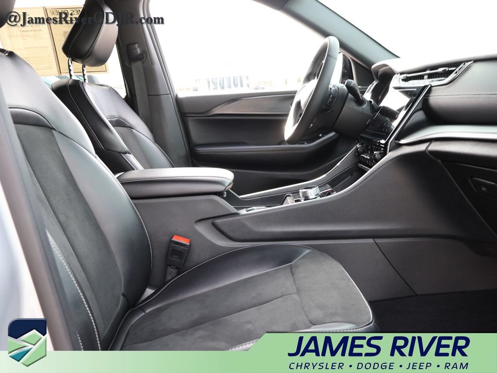 Used 2025 Jeep Grand Cherokee Altitude AWD/4WD image 9