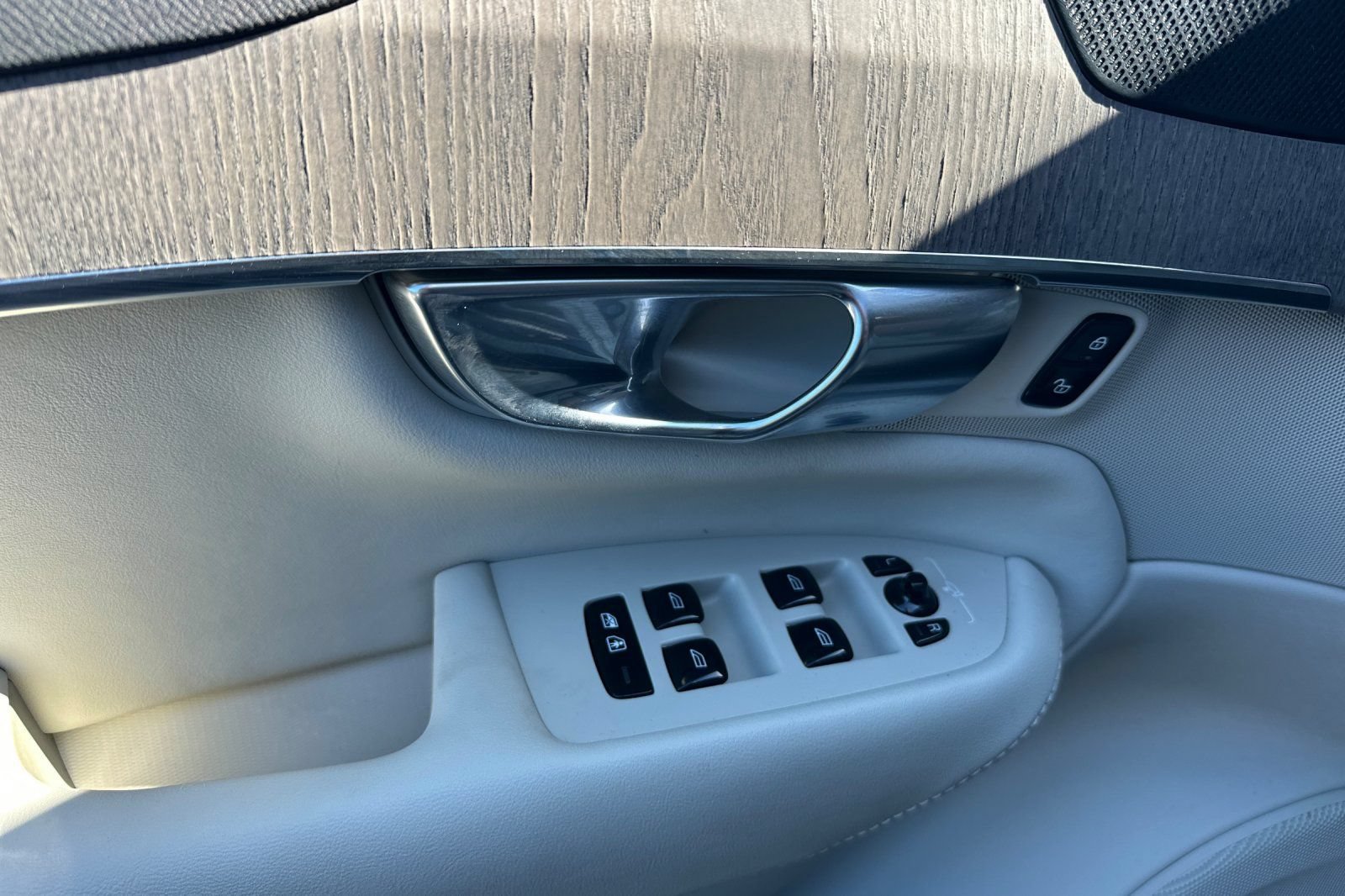 Certified 2023 Volvo XC90 T8 Plus AWD/4WD image 15