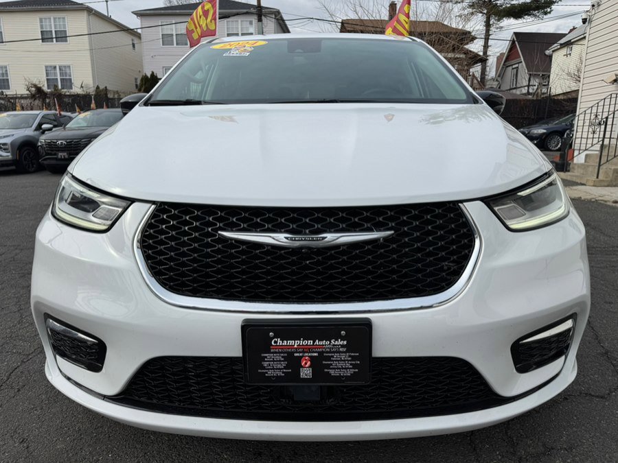 Used 2024 Chrysler Pacifica Touring-L image 5