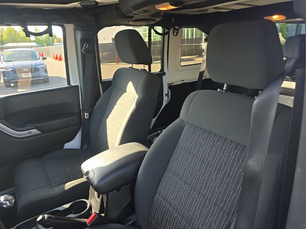 Used 2012 Jeep Wrangler Unlimited Rubicon AWD/4WD image 14