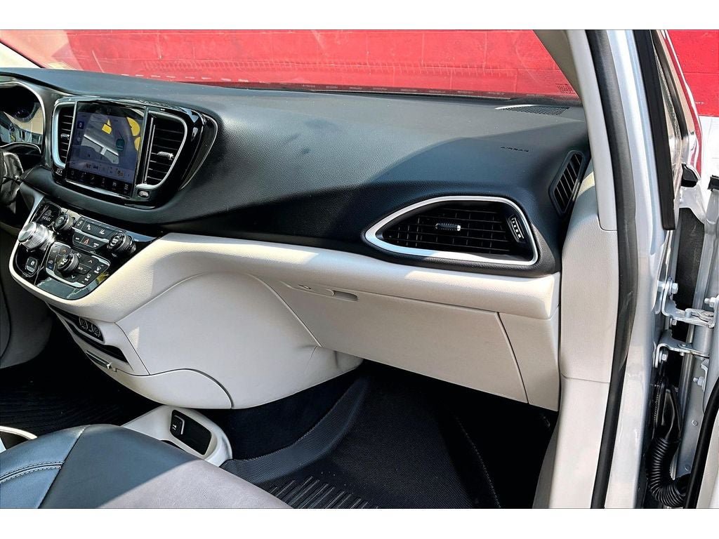 Used 2024 Chrysler Pacifica Touring-L FWD image 17