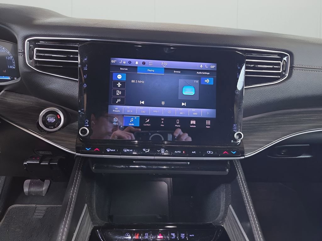 Used 2023 Jeep Wagoneer Series III w/ Preferred Equipment Group image 16