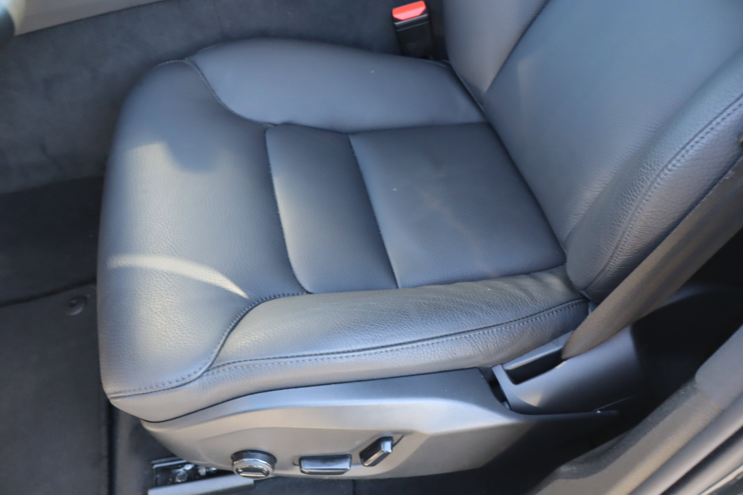 Used 2025 Volvo XC60 B5 Plus image 17